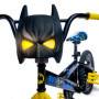 ¡La bicicleta Batman de 16 pulgadas incluye máscara con ojos brillantes!