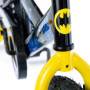 ¡La bicicleta Batman de 16 pulgadas incluye máscara con ojos brillantes!